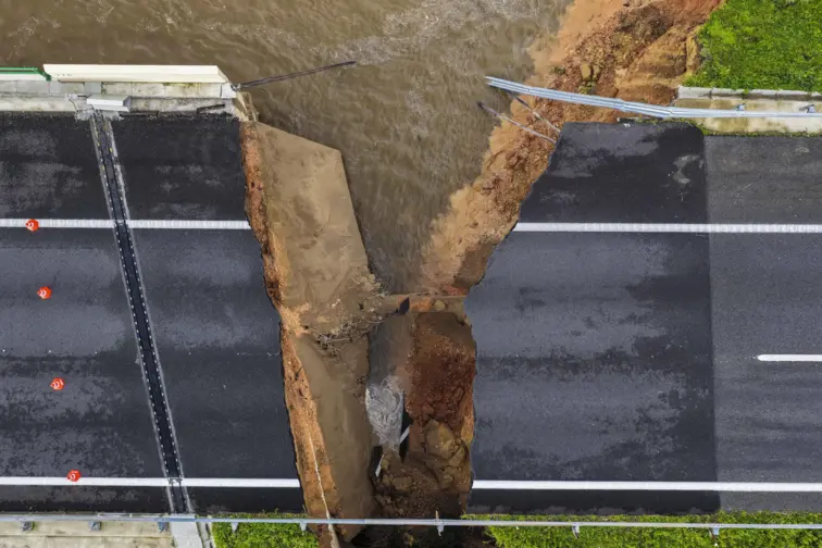 Troço da A1 que desabou na sequência do colapso do dique no Mondego